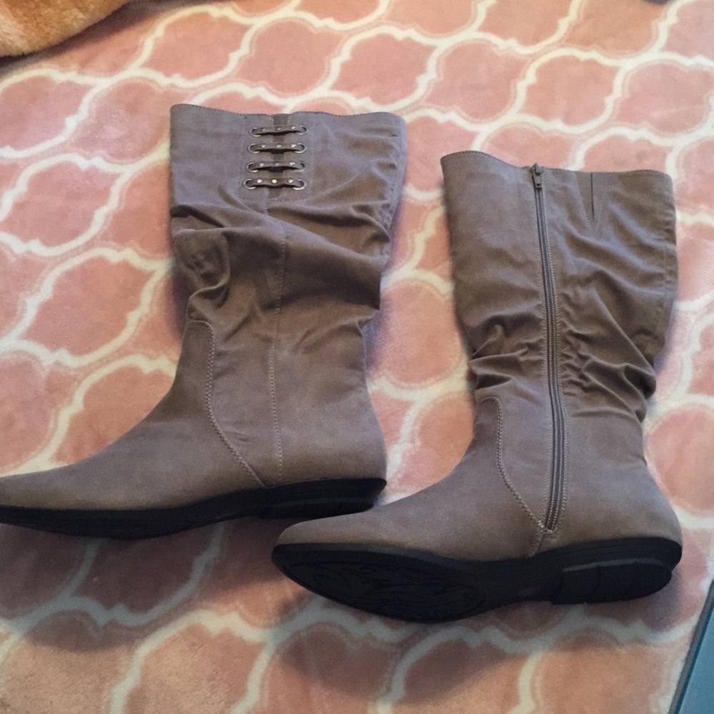 Cliffs by white mountain boots